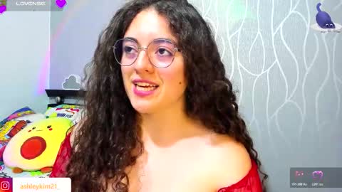 Snapshot of ashleykiim_ chatting on 11-11-25, 12:43 .. Ashley .. online show from 11-11-25, 12:43