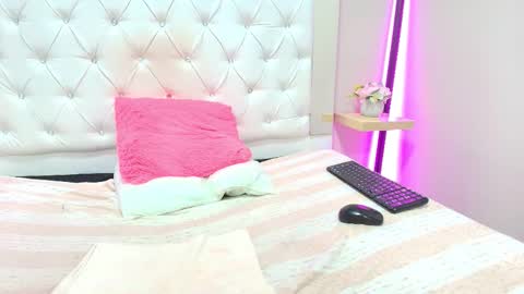 ashleyrobert_ online show from 12-19-25, 04:36