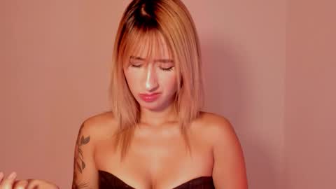 Snapshot of ashleyroys_111 chatting on 10-17-25, 01:57 dahiana online show from 10-17-25, 01:57