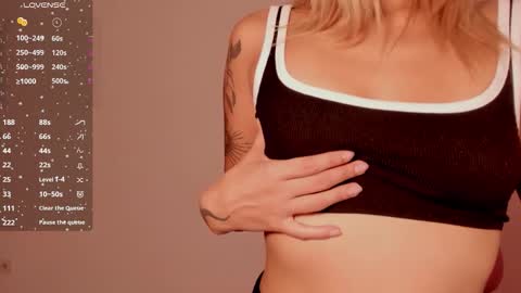 Snapshot of ashleyroys_111 chatting on 11-10-25, 05:01 dahiana online show from 11-10-25, 05:01