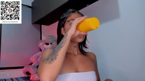 Snapshot of ashleytravis_ chatting on 01-22-25, 02:59 online show from 01-22-25, 02:59