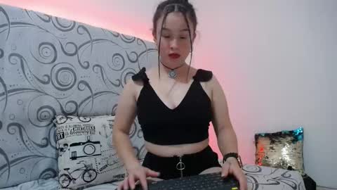 Snapshot of ashly_93 chatting on 12-17-24, 07:18 engel online show from 12-17-24, 07:18