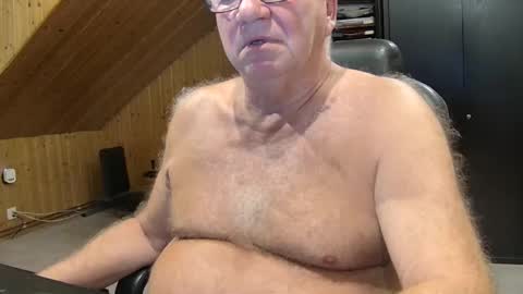 Snapshot of asusandy chatting on 09-10-25, 10:21 asusandy online show from 09-10-25, 10:21