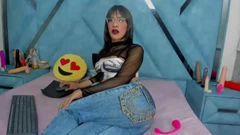 Snapshot of aura_love69 chatting on 06-18-26, 03:29 Monii Yi online show from 06-18-26, 03:29