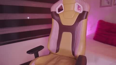 aura_rouss online show from 11-28-25, 02:03