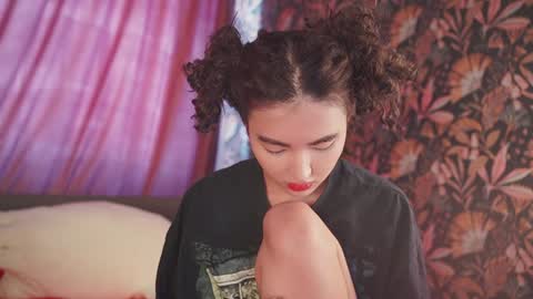 Snapshot of auromora chatting on 12-22-24, 08:38 Nayeon online show from 12-22-24, 08:38