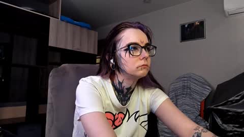 Snapshot of aurora_spell chatting on 09-22-25, 08:05 Milana online show from 09-22-25, 08:05