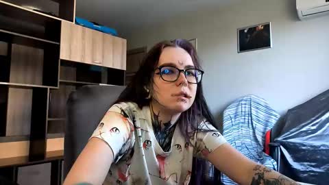 Snapshot of aurora_spell chatting on 09-23-25, 01:14 Milana online show from 09-23-25, 01:14