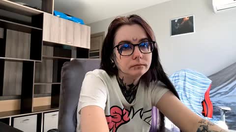 Snapshot of aurora_spell chatting on 09-26-25, 07:34 Milana online show from 09-26-25, 07:34