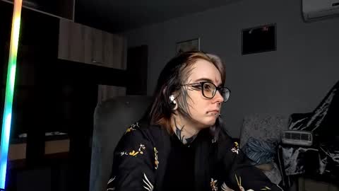 Snapshot of aurora_spell chatting on 10-09-25, 10:57 Milana online show from 10-09-25, 10:57