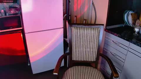 Snapshot of aurorablusssh_ chatting on 04-22-26, 12:02 Aurora Follow me online show from 04-22-26, 12:02