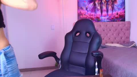 Snapshot of auroradiaz_ chatting on 02-25-25, 10:04 Aurora Diaz online show from 02-25-25, 10:04