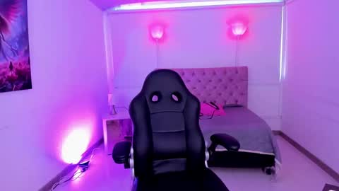 Snapshot of auroradiaz_ chatting on 11-15-25, 08:05 Aurora Diaz online show from 11-15-25, 08:05