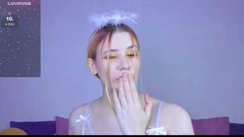 Snapshot of auroralovejoy chatting on 10-29-25, 11:17 Aurora online show from 10-29-25, 11:17