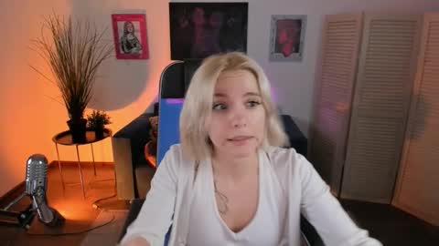 aurorawrenfield online show from 12-15-25, 02:05