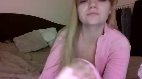 Snapshot of auroraxroses chatting on 11-19-25, 06:30 AuroraXRoses online show from 11-19-25, 06:30