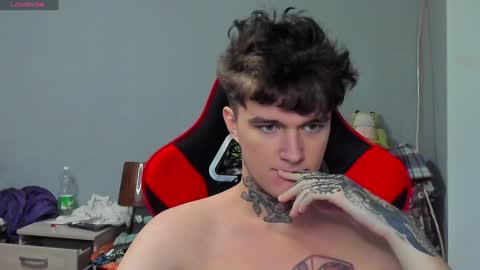 Snapshot of austen_milker chatting on 01-02-25, 01:30 Austen online show from 01-02-25, 01:30