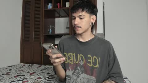 Snapshot of austin_falcon chatting on 10-10-25, 01:32 Austin online show from 10-10-25, 01:32