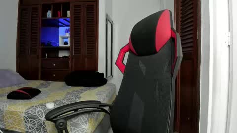 Snapshot of austin_falcon chatting on 11-12-25, 12:05 Austin online show from 11-12-25, 12:05