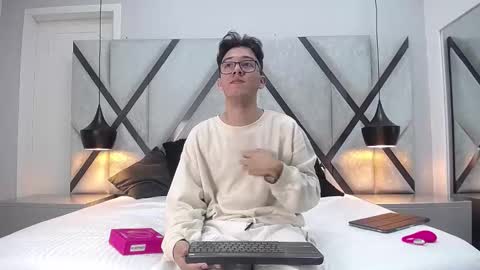 Snapshot of austinreeds chatting on 09-23-25, 02:42 austinreeds online show from 09-23-25, 02:42