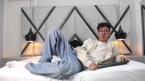 Snapshot of austinreeds chatting on 09-29-25, 11:59 austinreeds online show from 09-29-25, 11:59