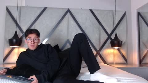 Snapshot of austinreeds chatting on 10-04-25, 12:03 austinreeds online show from 10-04-25, 12:03