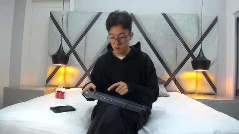 Snapshot of austinreeds chatting on 10-09-25, 12:03 austinreeds online show from 10-09-25, 12:03