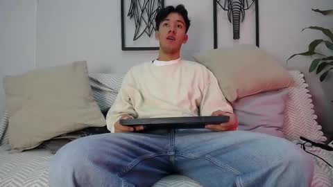 Snapshot of austinreeds chatting on 11-05-25, 12:05 austinreeds online show from 11-05-25, 12:05