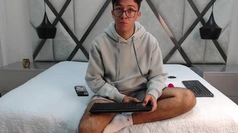 Snapshot of austinreeds chatting on 02-20-26, 12:27 austinreeds online show from 02-20-26, 12:27