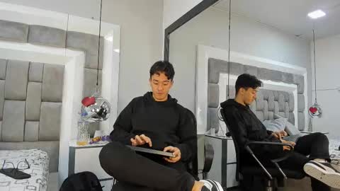 Snapshot of austinreeds chatting on 02-25-26, 12:48 austinreeds online show from 02-25-26, 12:48