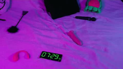 Autum Showers online show from 05-17-26, 06:22