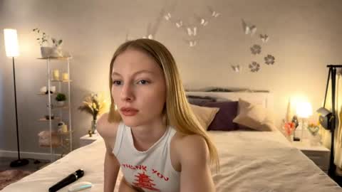 Snapshot of autumnroginson chatting on 05-20-26, 02:01 Annie online show from 05-20-26, 02:01