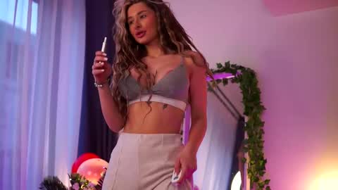 Snapshot of avashay chatting on 02-11-25, 05:26 Carina online show from 02-11-25, 05:26