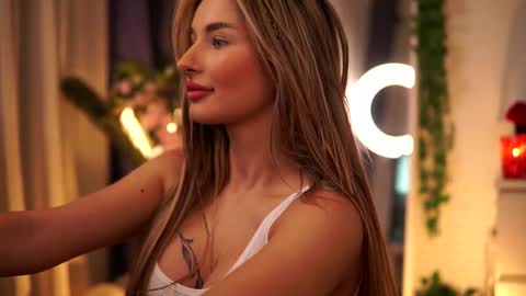 Snapshot of avashay chatting on 02-21-25, 02:39 Carina online show from 02-21-25, 02:39