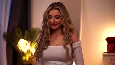 Snapshot of avashay chatting on 03-01-25, 05:20 Carina online show from 03-01-25, 05:20