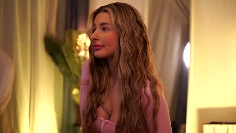 Snapshot of avashay chatting on 03-07-25, 03:08 Carina online show from 03-07-25, 03:08