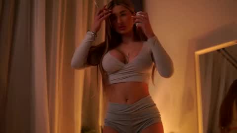 Snapshot of avashay chatting on 03-12-25, 02:09 Carina online show from 03-12-25, 02:09