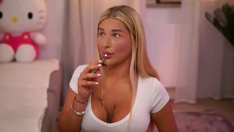 Snapshot of avashay chatting on 09-11-25, 06:52 Carina online show from 09-11-25, 06:52