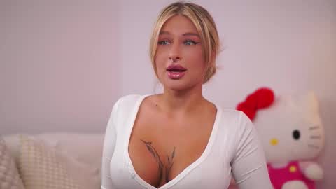 Snapshot of avashay chatting on 09-12-25, 08:20 Carina online show from 09-12-25, 08:20