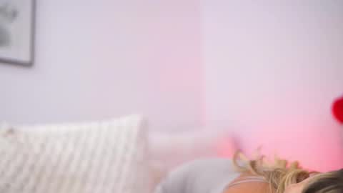 Snapshot of avashay chatting on 09-25-25, 09:40 Carina online show from 09-25-25, 09:40