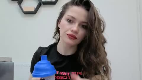 Aveline online show from 03-24-26, 05:51