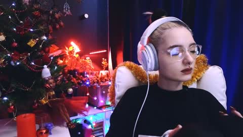 Snapshot of avi_nile chatting on 12-22-24, 02:49 Avriel online show from 12-22-24, 02:49