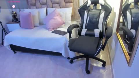 Snapshot of avis_lara chatting on 01-15-25, 01:56 AVIS online show from 01-15-25, 01:56