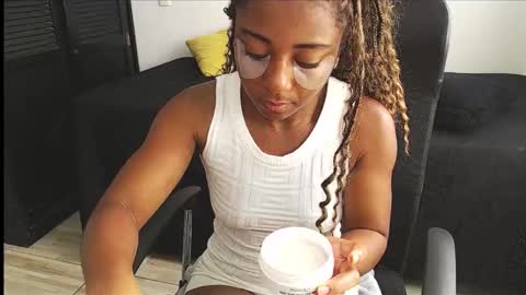 Snapshot of avis_lara chatting on 11-09-25, 04:49 AVIS online show from 11-09-25, 04:49