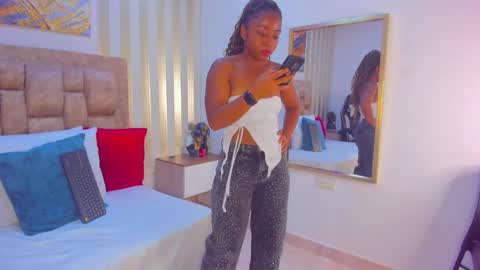 Snapshot of avis_lara chatting on 11-12-25, 06:19 AVIS online show from 11-12-25, 06:19