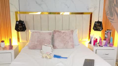 Javier y Lorena online show from 12-18-25, 01:06