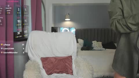 Snapshot of awesome_jolie chatting on 10-03-25, 10:23 Jolie online show from 10-03-25, 10:23