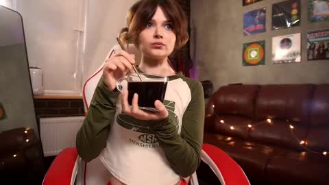 Snapshot of awondrr chatting on 03-06-25, 09:36 Alice online show from 03-06-25, 09:36