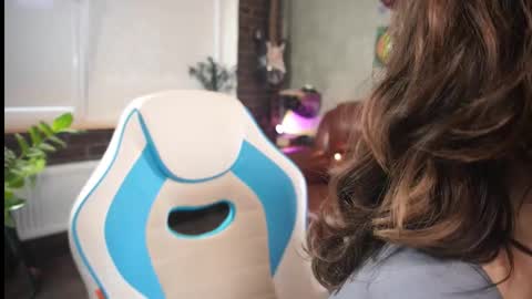 Snapshot of awondrr chatting on 11-11-25, 10:15 Alice online show from 11-11-25, 10:15