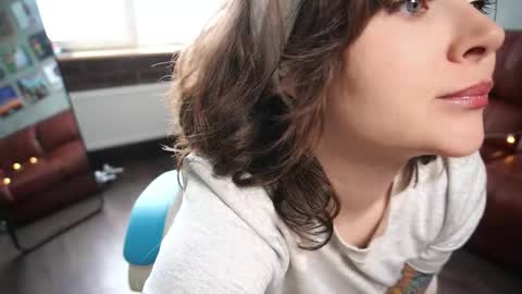 Snapshot of awondrr chatting on 02-20-26, 10:27 Alice online show from 02-20-26, 10:27